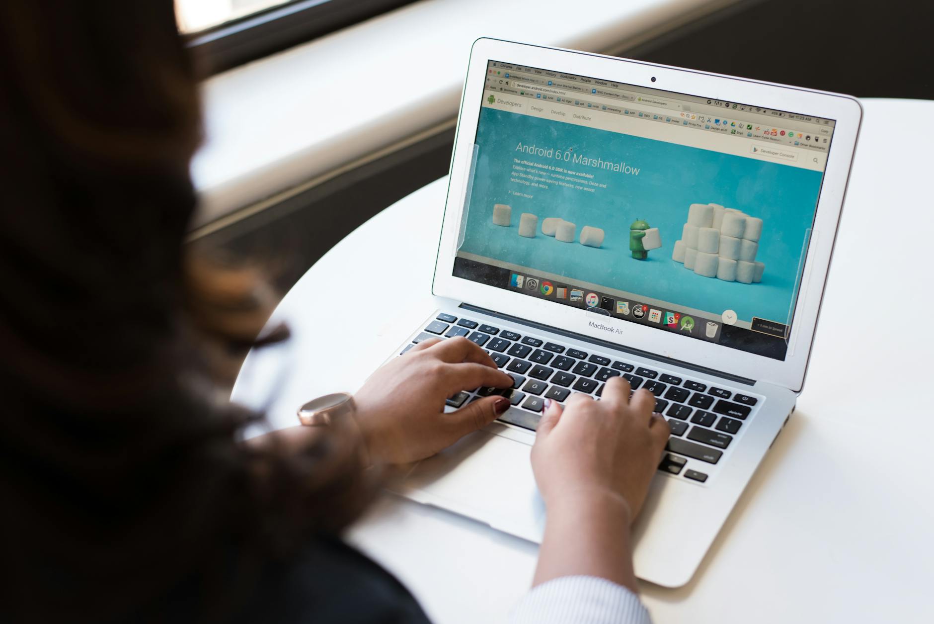Équipe travaillant sur un projet de site internet
