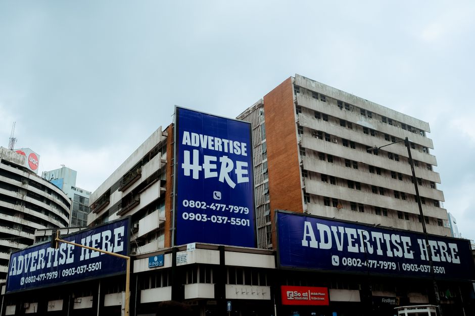 Panneaux publicitaires urbains illustrant une stratégie Google Ads locale