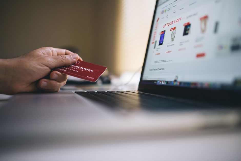Commerçant préparant une boutique en ligne Shopify ou WooCommerce