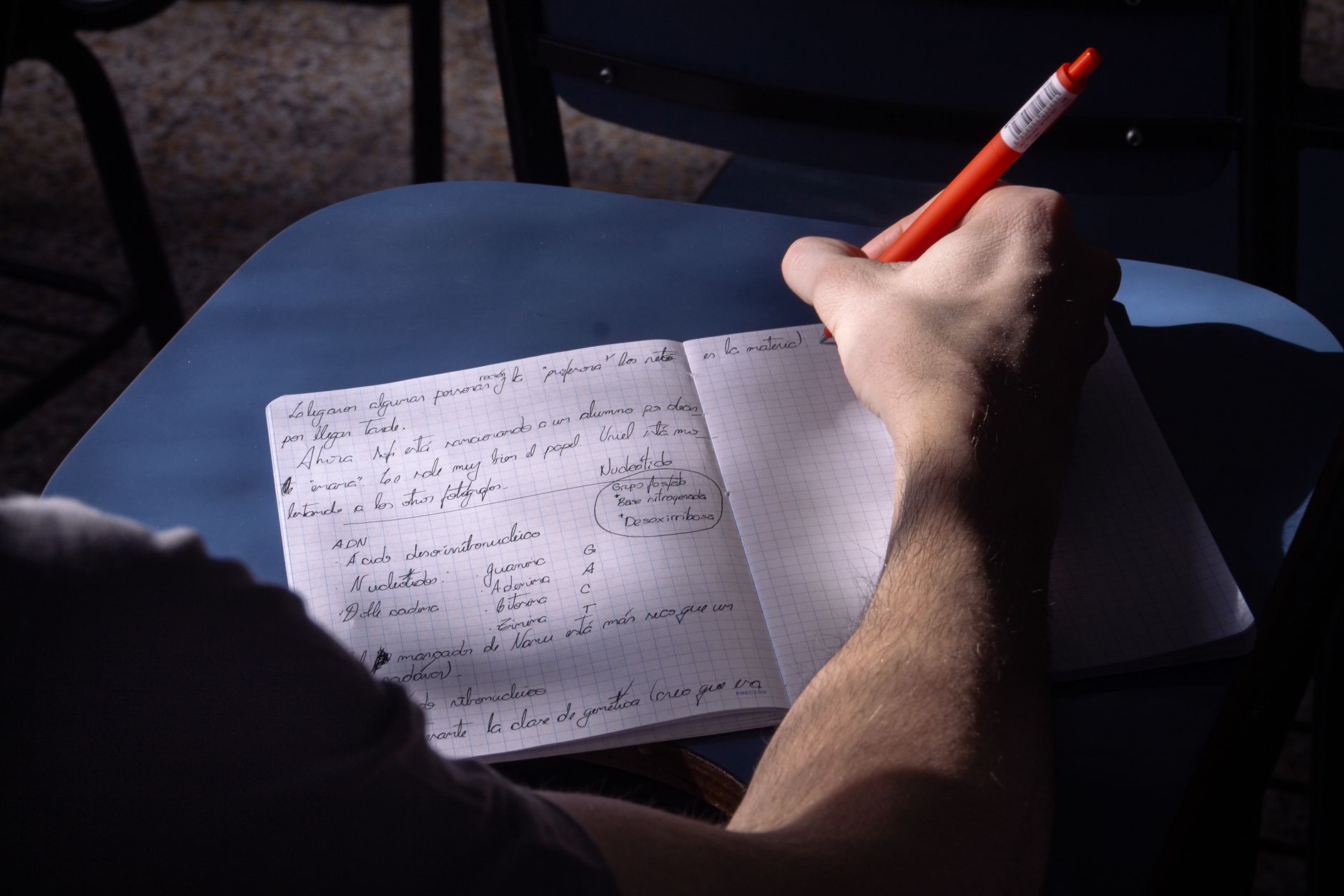 Prise de notes pour préparer une stratégie de contenu local