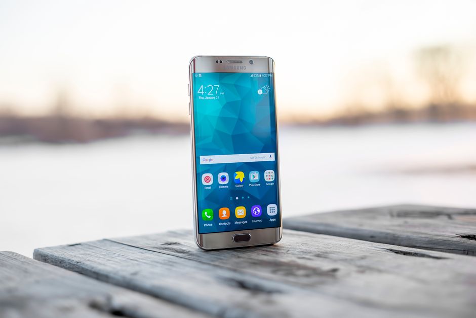Smartphone utilisé pour créer des vidéos courtes et du contenu UGC pour un commerce local